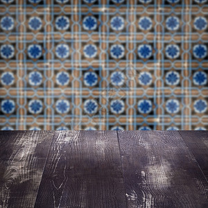 木桌顶壁和模糊的旧式瓷瓷瓷瓷砖墙展示古董桌子架子马赛克广告陶瓷厨房制品嘲笑背景图片