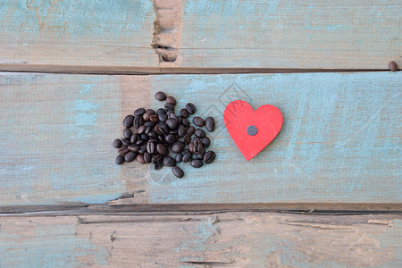 红心和咖啡豆木头背景图片