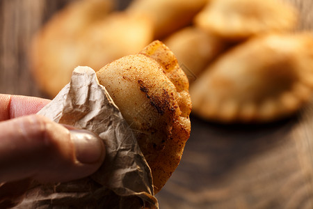 罗蒙环球Epanadas 环球油炸食物拉丁馅饼美食新娘白色黄色糊状刀工背景