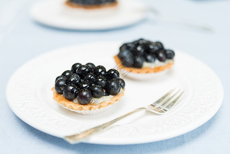 蓝莓塔蛋糕白板上的蓝莓派塔脆皮桌子甜点宏观水果馅饼蓝色盘子食物浆果背景