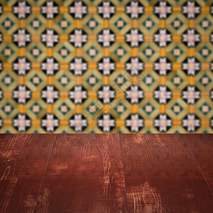 木桌顶壁和模糊的旧式瓷瓷瓷瓷砖墙展示古董马赛克制品嘲笑桌子木头厨房架子房间背景图片