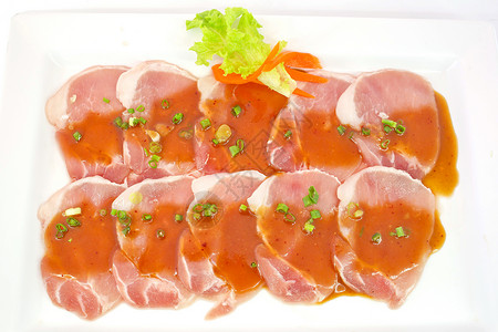 烧烤白餐上的新鲜鲜鲜滑猪肉白色鱼片盘子食物牛扒绿色美食午餐蔬菜油炸背景图片