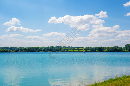 绿松湖风景石头山脉蓝色盆地晴天游泳天空公园绿色高清图片