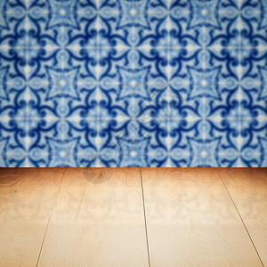 木桌顶壁和模糊的旧式瓷瓷瓷瓷砖墙展示正方形架子陶瓷马赛克广告木头桌子制品嘲笑背景图片