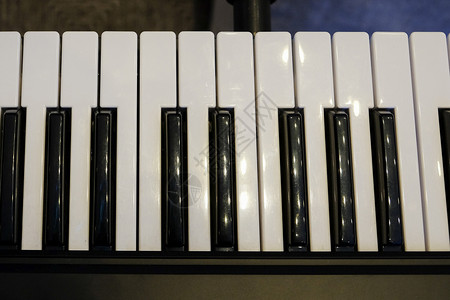 钢琴海报黑钢琴上的钢琴键娱乐音乐宏观玩家钥匙合成器海报黑色键盘乐器背景