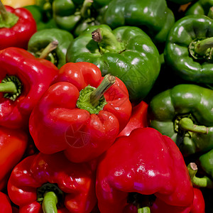 绿色和红色 天然背状的彩色胡椒食物销售味道沙拉橙子蔬菜香料辣椒市场饮食背景图片