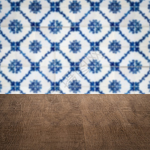 木桌顶壁和模糊的旧式瓷瓷瓷瓷砖墙展示古董厨房广告制品木头桌子架子正方形马赛克背景图片