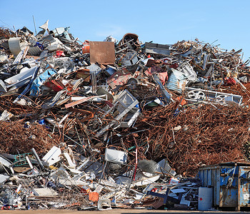 废料场回收经销商金属废金属废铁盘子高清图片