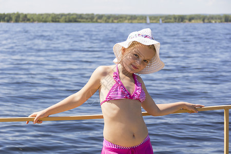 穿白帽子的可爱女孩女学生活动微笑粉色跑步乐趣运动孩子小学生泳装背景图片