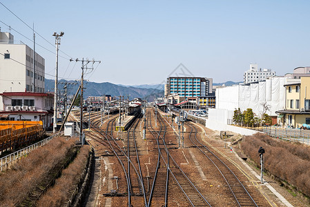 日本的国别边际火车或铁路民众运输建筑学航程旅行乘客村庄白色历史高山背景图片