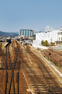 日本的国别边际火车或铁路旅行村庄乘客平台运输航程历史乡愁高山建筑学背景图片