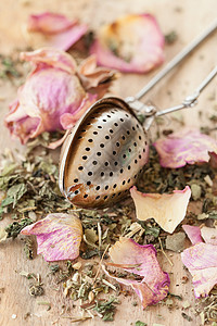 有玫瑰花瓣茶玫瑰泡茶茶器干果食谱酿造茶叶花瓣粉色茶匙背景图片