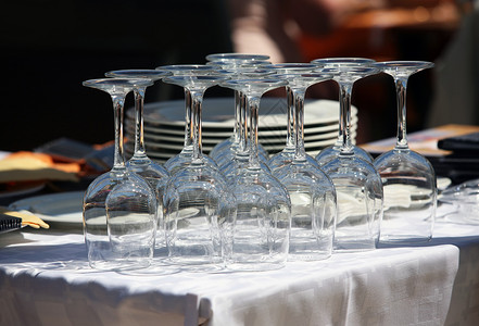 玻璃镜玻璃上行贮存菜单倒挂内衬桌子餐厅蓝色背景图片