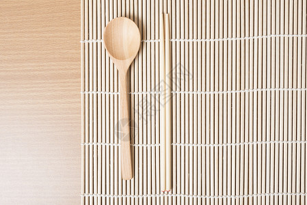 木勺和筷子餐厅盘子食物用具桌子餐具午餐厨房烹饪勺子高清图片