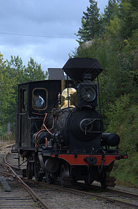旧楼森林研磨火车日志铁路水塔机车木材背景图片