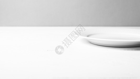 空盘黑白色调颜色样式盘子桌子用具午餐厨具红色白色厨房桌布食物背景图片