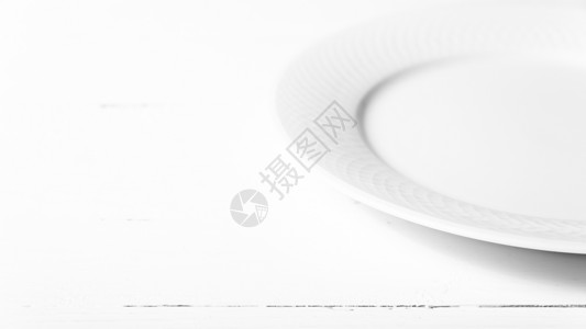 空盘黑白色调颜色样式盘子午餐桌子桌布白色红色食物用具厨房厨具背景图片