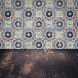 木桌顶壁和模糊的旧式瓷瓷瓷瓷砖墙展示马赛克木头嘲笑架子制品陶瓷正方形桌子房间背景图片