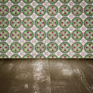 木桌顶壁和模糊的旧式瓷瓷瓷瓷砖墙展示马赛克古董厨房木头制品架子房间正方形陶瓷背景图片