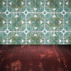 木桌顶壁和模糊的旧式瓷瓷瓷瓷砖墙展示制品嘲笑厨房房间木头架子陶瓷广告正方形背景图片