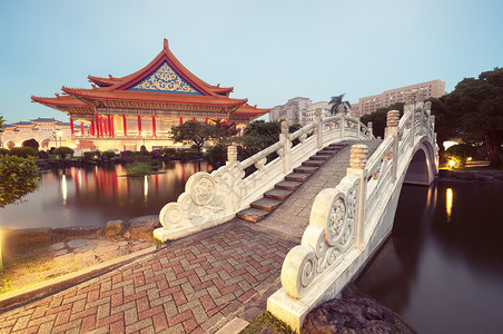 台湾台北国家音乐厅文艺演出柱子国家建筑学文化地点旅游音乐厅池塘背景图片
