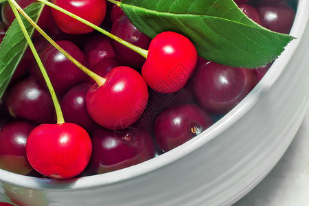 陶瓷花瓶里的大成熟樱桃食物甜点美食浆果红色绿色季节食品静物维生素背景图片