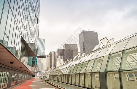 巴黎  2014年6月9日 国防现代化建筑中心防御景观摩天大楼玻璃地标生活公司拱门建筑物背景图片