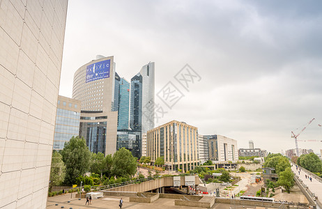 巴黎  2014年6月9日 国防现代化建筑旅游地标景观城市建筑学生活天空商业中心玻璃背景图片
