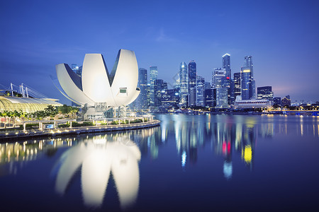 浮城谜事新加坡天线博物馆日落文化金融银行城市反射办公楼鱼尾狮日出背景