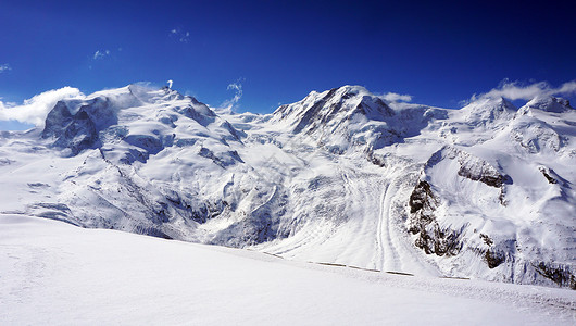 戈尔内山丘和蓝天空蓝色冰川场景晴天全景雪山旅行爬坡天蓝色滑雪背景