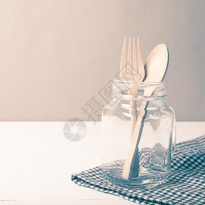 配有玻璃老旧风格的木制勺和叉餐具白色桌子银器厨房工具烹饪食物厨具勺子背景图片