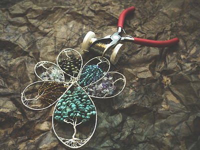 绕线手工制作的生命电线包装树宝石石头项链首饰艺术背景