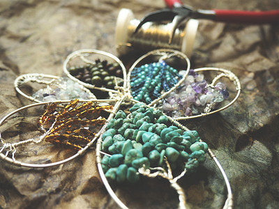 项链包装手工制作的生命电线包装树宝石首饰项链石头艺术背景