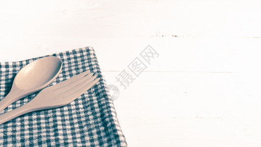 厨房毛巾旧样式上的木勺和叉食物餐巾纺织品厨具木板烹饪桌子木头桌布勺子背景图片