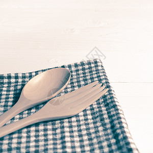 厨房毛巾旧样式上的木勺和叉勺子食物桌布烹饪厨具纺织品餐巾木头木板桌子背景图片