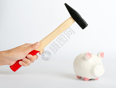 人手用锤子和猪头银行背景图片