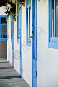 蓝色门窗白墙酒店房间夏令营窗户客房背景图片