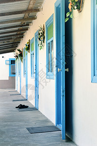 蓝色门窗白墙房间夏令营客房窗户酒店背景图片