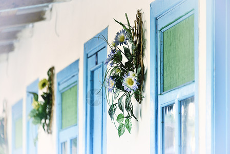 蓝色门窗白墙夏令营窗户房间酒店客房背景图片