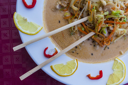 拉面面汤蔬菜盘子油炸美食仔面餐厅筷子面条午餐拉面高清图片