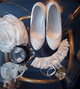 白新娘鞋和其他婚礼礼仪在一张桌子上高清图片