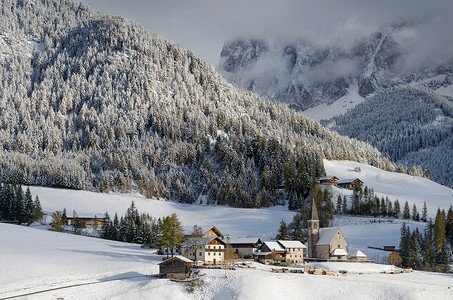 冬季的山村瓦尔迪登罗高清图片
