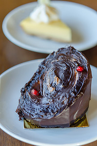 巧克力义体圆木蛋糕水果美食盘子甜点蛋糕食物服务红色磨砂石榴背景图片