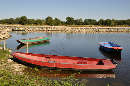河上的船只平底船农村帆船下注者传统愤怒三桅小船乡村背景图片