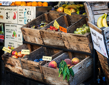 年老的绿色杂农工佛罗伦萨杂货店桃子产品篮子橙子盒子市场零售店铺香蕉背景图片
