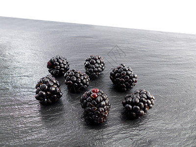 黑莓在板球上黑色浆果石板背景图片