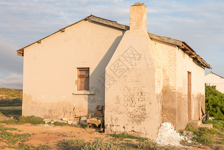 巴本坦日落时 帕彭多尔普的废墟阳光房子村庄历史性街景多云背景