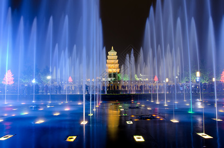 Xian 的音乐不老泉秀蓝色喷口宝塔照明展示喷泉背景图片