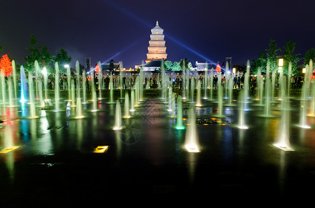 Xian 的音乐不老泉秀照明喷口展示宝塔蓝色喷泉背景图片
