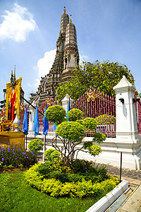 香草中金色的寺庙阴影切口木头雕塑旅行天空植物三位一体旅游宗教背景图片